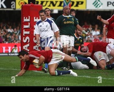 Rugby Union - Tour Match - primo test - Sudafrica / Lions britannici e irlandesi - ABSA Stadium. Mike Phillips dei Lions britannici e irlandesi si rompe per segnare i suoi lati terzo tentativo Foto Stock