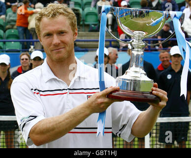 Il russo Dmitry Tursunov detiene il trofeo vincitore dopo aver vinto la partita finale contro Frank Dancevic durante l'AEGON International al Devonshire Park di Eastbourne. Foto Stock