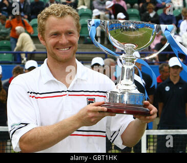 Il russo Dmitry Tursunov detiene il trofeo vincitore dopo aver vinto la partita finale contro Frank Dancevic durante l'AEGON International al Devonshire Park di Eastbourne. Foto Stock