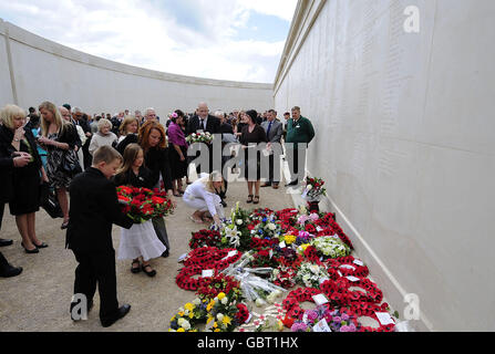 I parenti onorano i loro omaggi dopo una cerimonia per ricordare l'aggiunta dei nomi di 67 membri delle forze armate che sono stati uccisi in servizio o a causa del terrorismo nel 2008 che sono stati aggiunti al memoriale al National Memorial Arboretum di Alrewas, Staffordshire. Foto Stock