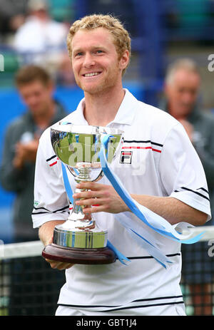 Il russo Dmitry Tursunov tiene il trofeo vincitore dopo aver vinto la finale durante l'AEGON International al Devonshire Park, Eastbourne. Foto Stock