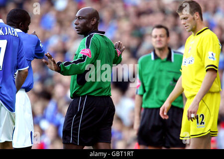 Calcio - fa Barclays Premiership - Birmingham City / Charlton Athletic. L'arbitro Uriah Rennie calma la situazione Foto Stock