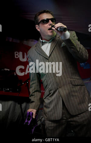 Madness si esibisce all'evento Cancer Research UK Busking Cancer sull'HMS Belfast, Londra. Foto Stock