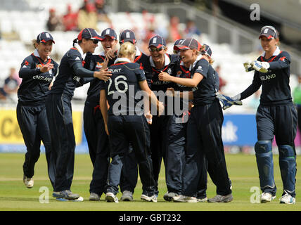 Il Katherine Brunt (centro) dell'Inghilterra si congratula dopo aver fatto il bowling su Aimee Watkins della Nuova Zelanda durante la finale del mondo ICC Womens Twenty20 a Lords, Londra. Foto Stock