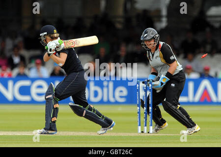 Il capitano dell'Inghilterra Charlotte Edwards è calciato da Sian Ruck della Nuova Zelanda durante la finale della Twenty20 mondiale ICC femminile a Lords, Londra. Foto Stock