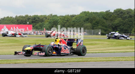 Motor Racing - Campionato del mondo di Formula uno - Gran Premio di Gran Bretagna - gara - Silverstone. Sebastian Vettel di Red Bull in Germania conduce al 1° giro durante il Gran Premio di Gran Bretagna a Silverstone, nel Northamptonshire. Foto Stock