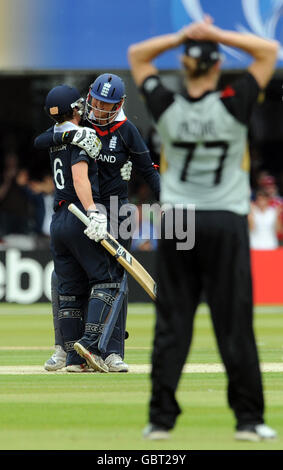 Claire Taylor e Jenny Gunn in Inghilterra festeggiano dopo aver battuto la Nuova Zelanda durante la finale del mondo ICC Womens Twenty20 a Lords, Londra. Foto Stock