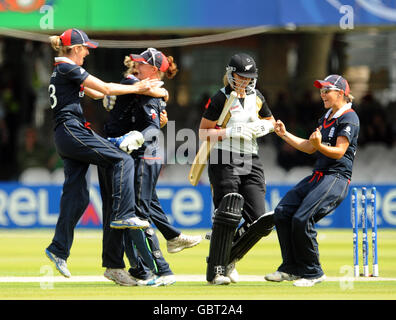 Cricket - Donne ICC World Twenty20 Cup 2009 - finale - Inghilterra Donne / Nuova Zelanda Donne - Lords. La celebrazione dell'Inghilterra dopo che Laura Marsh ha preso il wicket di Suzie Bates durante la finale del mondo ICC Womens Twenty20 a Lords, Londra. Foto Stock