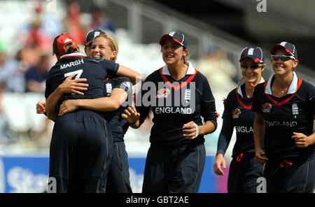 Il brunt Katherine dell'Inghilterra festeggia con Laura March dopo aver bowling Aimee Watkins durante la finale del Twenty20 mondiale ICC delle donne a Lords, Londra. Foto Stock