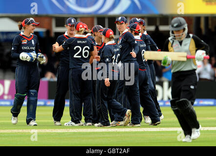 Inghilterra festeggia dopo la finale neozelandese batsman Sophie Devine è scappato da Sarah Taylor durante la finale del mondo ICC Womens Twenty20 a Lords, Londra. Foto Stock