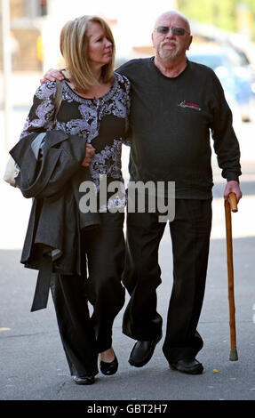 Ian McNicol (destra), il padre dell'adolescente assassinato Dinah McNicol, di Tillingham, Essex arriva a Chelmsford Crown Court, con sua figlia Laura, Chelmesford Essex. Foto Stock