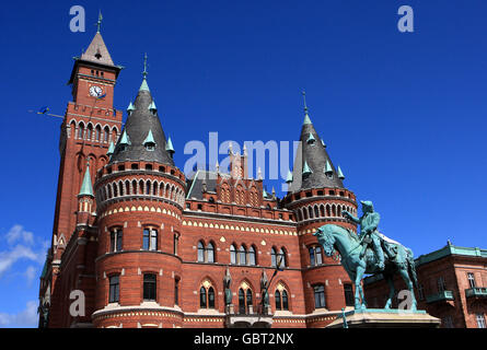 Travel Stock - Helsingborg - Svezia. Vista generale della statua di Magnus Stenbock di fronte al municipio Foto Stock