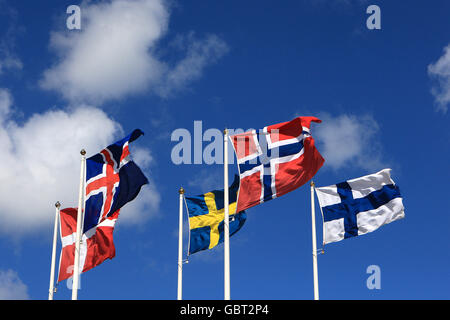 Vista generale di una bandiera danese (sinistra), islandese, svedese, norvegese e finlandese (destra) che batte su un palo di bandiera Foto Stock