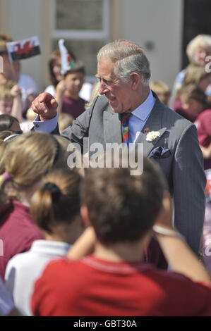 Sua altezza reale il Principe di Galles si diverte con i bambini della scuola elementare Ysgol Rhys Pritchard mentre cammina intorno prima di lasciare l'ospedale di Llandovery, Galles. Foto Stock