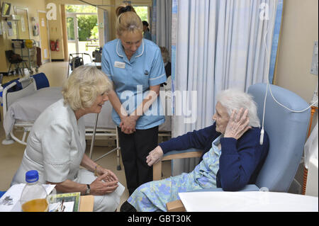 La Duchessa di Cornovaglia e l'infermiera Gaynor Roberts-Morgan (centro) chiacchiera con Elizabeth Hughes (a destra), 89 anni, originaria di Stafford che ora vive a Llandysul durante la sua visita all'ospedale Llandovery, Dyfed, Galles. Foto Stock