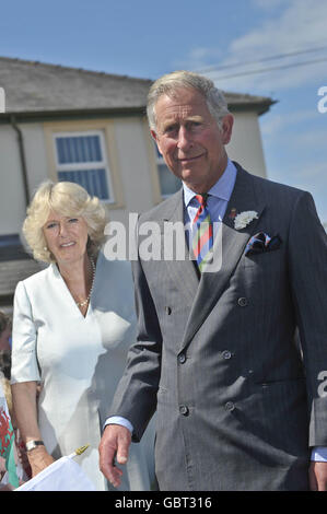 La duchessa di Cornovaglia e il Principe di Galles lascia il Llandovery Hospital, Dyfed, Galles. Foto Stock