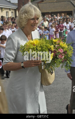 La Duchessa di Cornovaglia con fiori quando arriva al Llandovery Hospital, Dyfed, Galles. Foto Stock