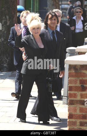 Barbara Windsor (a sinistra) e Scott Mitchell arrivano per i funerali di Danny la Rue presso la Chiesa della Trasfigurazione di Kensal Rise, Londra. Foto Stock