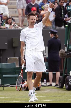 La svedese Robin Soderling celebra la sua vittoria su Marcel Granollers in Spagna Durante i Campionati di Wimbledon 2009 all'All England Tennis Club Foto Stock