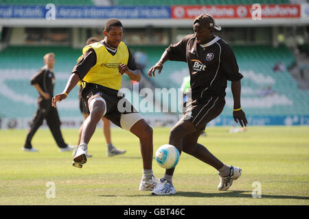 Chris Jordan di Surrey Brown Caps (a sinistra) e Pedro Collins in una partita di calcio durante il riscaldamento Foto Stock