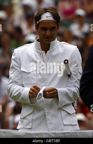 Il svizzero Roger Federer arriva per la sua partita con il tedesco Philipp Kohlschreiber durante i Campionati di Wimbledon 2009 all'All England Tennis Club Foto Stock