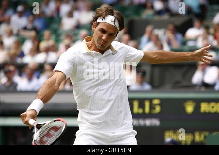 Roger Federer in azione la tedesca Philipp Kohlschreiber durante il Wimbledon Championships 2009 presso l'All England Tennis Club Foto Stock