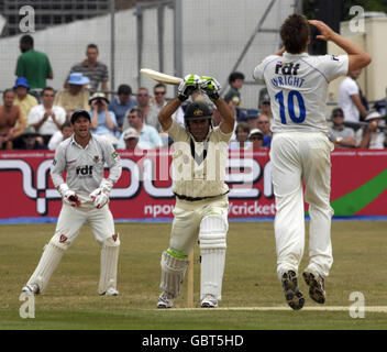 Ricky Ponting (centro) dell'Australia lascia una palla da Luke Wright (a destra) di Sussex durante la partita del tour al County Ground, Sussex. Foto Stock