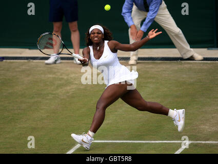 Serena Williams degli Stati Uniti in azione contro Roberta Vinci dell'Italia durante i Campionati di Wimbledon 2009 all'All England Lawn Tennis and Croquet Club di Wimbledon, Londra. Foto Stock