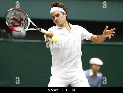 Roger Federer in azione in Svizzera durante il suo incontro con la Germania Philipp Kohlschreiber durante i Campionati di Wimbledon 2009 a tutti Inghilterra Tennis Club Foto Stock