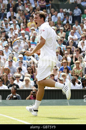 Philip Kohlschreiber (Germania) celebra la vittoria di un punto contro Roger (Svizzera) Federer durante i Campionati di Wimbledon 2009 all'All England Tennis Club Foto Stock
