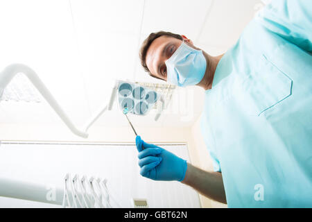 Ispezione presso il dentista dal punto di vista del paziente. Foto Stock