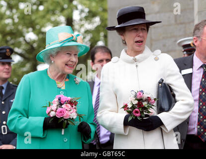 La Regina Elisabetta II della Gran Bretagna, Patrona della Royal Highland and Agricultural Society of Scotland, raffigurata con la Principessa Royal al Royal Highland Show vicino Edimburgo, che è ora nel suo 225° anno. Foto Stock