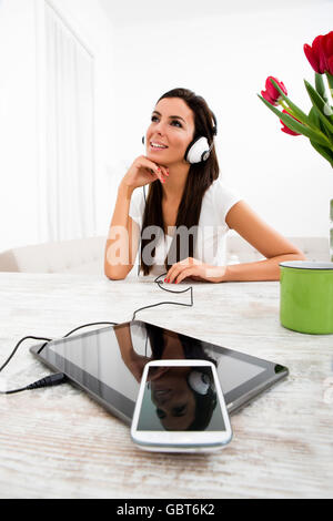Ritratto di una giovane donna bellissima l'ascolto di musica con le cuffie Foto Stock