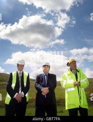 Il primo Ministro Alex Salmond con l'Amministratore Delegato di Airtricity Paul Dowling (a sinistra) e il Direttore operativo Scottish and Southern Energy, Colin Hood (a destra) durante una visita al sito dove verrà installato il parco eolico di Clyde, vicino ad Abingdon in Scozia. Foto Stock