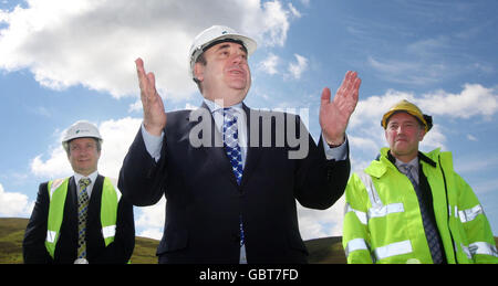 Il primo Ministro Alex Salmond con l'Amministratore Delegato di Airtricity Paul Dowling (a sinistra) e il Direttore operativo Scottish and Southern Energy, Colin Hood (a destra) durante una visita al sito dove verrà installato il parco eolico di Clyde, vicino ad Abingdon in Scozia. Foto Stock