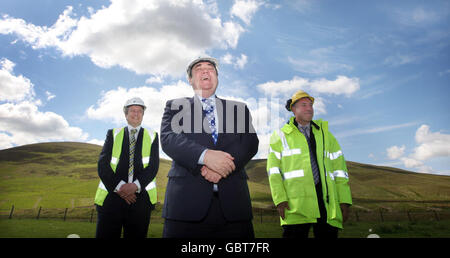 Il primo Ministro Alex Salmond con l'Amministratore Delegato di Airtricity Paul Dowling (a sinistra) e il Direttore operativo Scottish and Southern Energy, Colin Hood (a destra) durante una visita al sito dove verrà installato il parco eolico di Clyde, vicino ad Abingdon in Scozia. Foto Stock