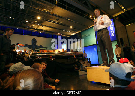 Il direttore del progetto Richard Noble parla durante il lancio della supercar Bloodhound SSC, progettata per portare il record di velocità terrestre a più di 1.000mph, all'interno del Science Museum nella parte ovest di Londra. Foto Stock