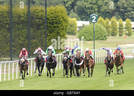 Il triplo aspetto guidato da Liam Jones (seconda a destra) continua a vincere gli agfa Healthcare Swurry Stakes durante il Totepool Irish Day all'ippodromo di Sandown, Esher, Surrey. Foto Stock