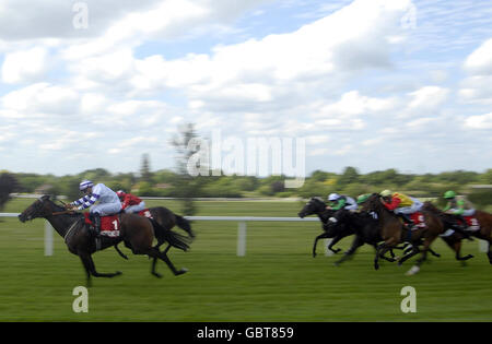 Il triplo aspetto guidato da Liam Jones (a sinistra) continua a vincere gli agfa Healthcare Swurry Stakes durante il Totepool Irish Day all'ippodromo di Sandown, Esher, Surrey. Foto Stock