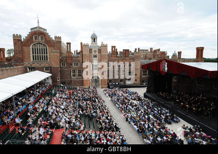 Il concerto della Royal Philharmonic Orchestra, diretto da Tim Redmond, si esibir alla finale del Beethoven Festival presso l'Hampton Court Palace di Londra. Foto Stock