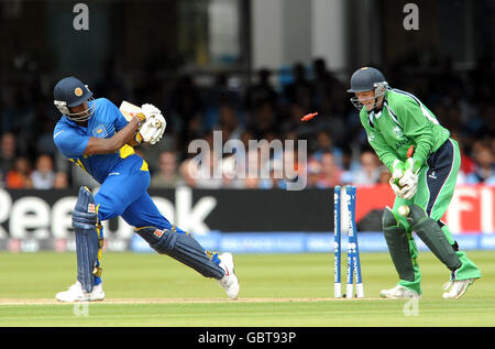 Angelo Mathews dello Sri Lanka è calciato da Alex Cusack irlandese durante la partita ICC World Twenty20 Super Eights a Lord's, Londra. Foto Stock