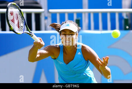 Tennis - AEGON International - giorno due - Devonshire Park. Ana Ivanovic della Serbia in azione contro Nadia Petrova della Russia durante l'AEGON International al Devonshire Park di Eastbourne. Foto Stock