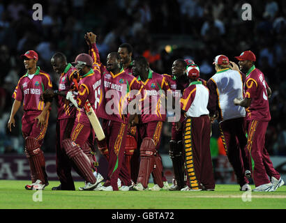 I giocatori delle Indie Occidentali festeggiano dopo aver battuto l'Inghilterra durante la partita ICC World Twenty20 Super Eights al Brit Oval di Londra. Foto Stock