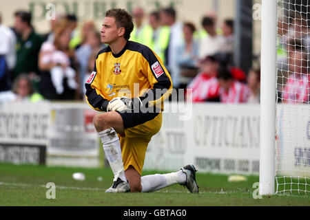 Calcio - Coca-Cola Football League Two - Lincoln City / Boston United. Alan Marriott, portiere della città di Lincoln, si inginocchiò dopo aver lasciato un gol Foto Stock