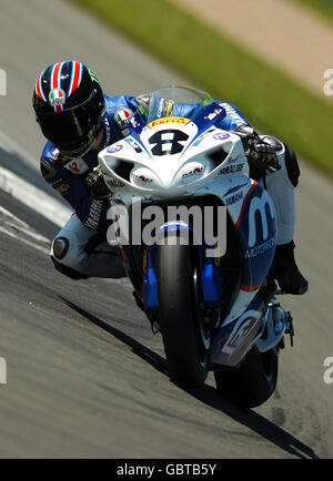 Graeme Gowland di Allendale durante la sessione di prove del Campionato britannico VISK Superbike al Park Race Circuit di Castle Donington. Foto Stock