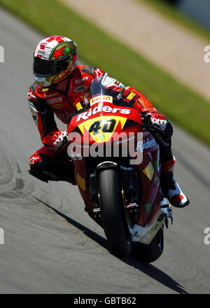 Yeovil's Martin Jessopp durante la sessione di prove libere del Campionato britannico di Superbike VISK al circuito di Donington Park, a Castle Donington. Foto Stock