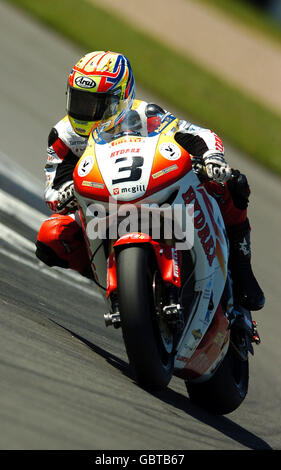 Moto - ViSK British Superbike Championship - Practice - Donington Park. Hawick's Stuart Easton durante la VISK British Superbike Championship Practice Session al circuito di Donington Park, Castle Donington. Foto Stock