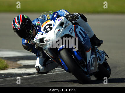 Moto - ViSK British Superbike Championship - Practice - Donington Park. Il Graeme Gowland di Allendale durante la sessione di prove del campionato VISK Superbike al circuito di Donington Park, Castle Donington. Foto Stock