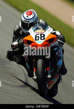 David Johnson dell'Australia durante la sessione di prove del Campionato britannico di Superbike VISK al circuito di Donington Park, a Castle Donington. Foto Stock