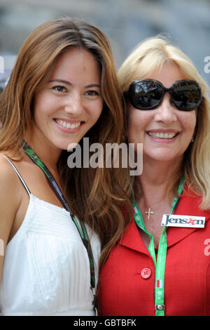La ragazza di Jenson Button Jessica Michibata (a sinistra) e sua mamma Simone Pulsante in gara Foto Stock